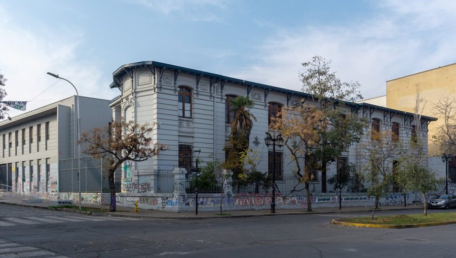 Cinco estudiantes mantienen tomado el Liceo de Aplicación en Santiago tras aprobación de proyecto "Escuelas Protegidas"