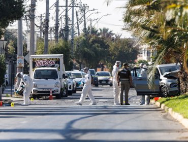 Carabineros balean a delincuentes tras robo frustrado a camión de reparto en Maipú: sujetos se encuentran en riesgo vital