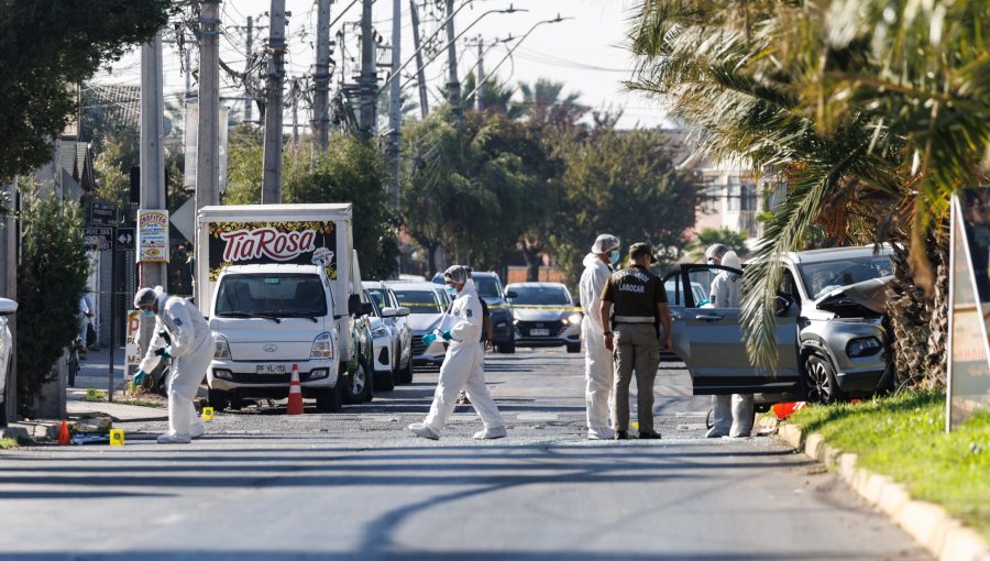 Carabineros balean a delincuentes tras robo frustrado a camión de reparto en Maipú: sujetos se encuentran en riesgo vital
