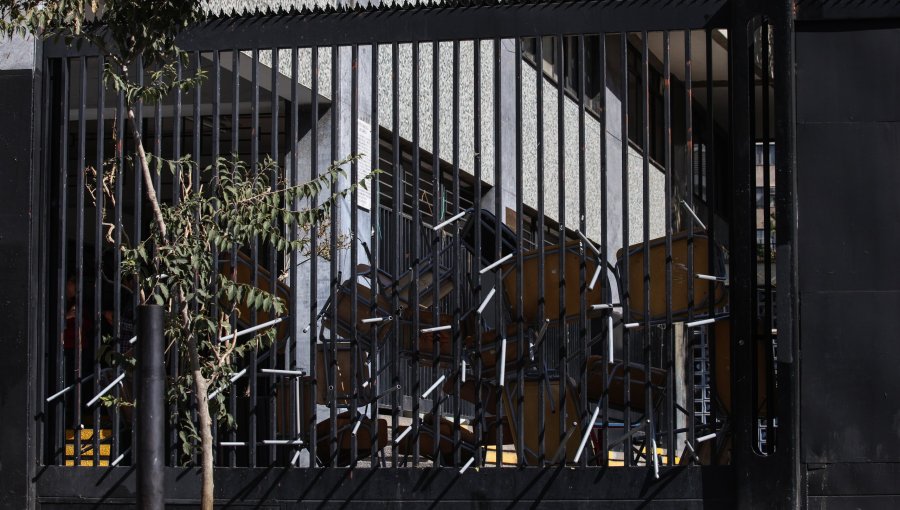 Carabineros desaloja el Liceo 1 en Santiago y SLEP llama a estudiantes a un "diálogo constructivo"