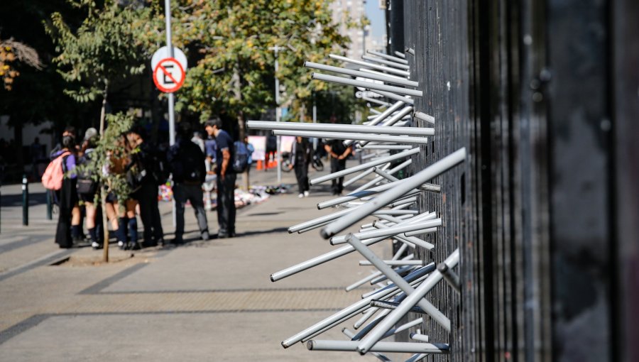 Tres liceos emblemáticos en Santiago fueron tomados en protesta al avance de "Escuelas Protegidas"