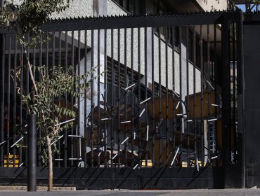 Carabineros desaloja el Liceo 1 en Santiago y SLEP llama a estudiantes a un "diálogo constructivo"