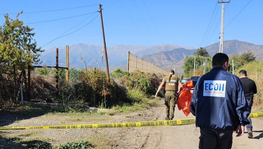 Cadáver de un hombre fue encontrado en zona rural de Paine: mantenía las manos y el cuello atados con alambre