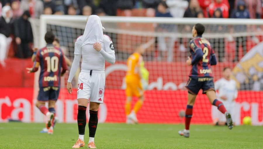 Sevilla de Alexis y Suazo cae ante Levante y queda a un punto de la zona de descenso en España
