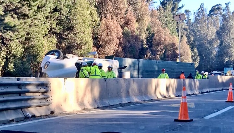 Camión vuelca en el camino La Pólvora y genera alta congestión en Valparaíso