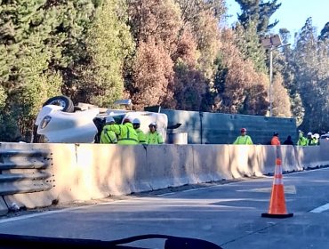 Camión vuelca en el camino La Pólvora y genera alta congestión en Valparaíso