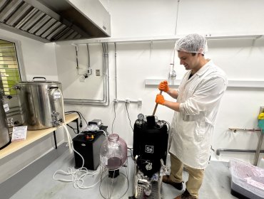 Taller de Microvinificación: PUCV impulsa asignatura con planta que integra producción de cerveza y vino