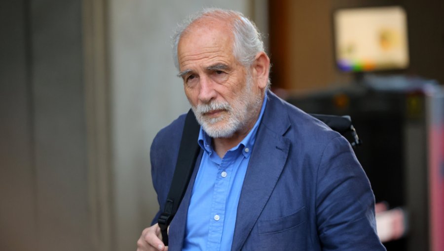 Acusación constitucional contra exministro Carlos Montes empieza a tomar fuerza en el oficialismo