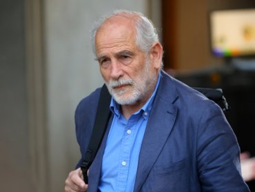 Acusación constitucional contra exministro Carlos Montes empieza a tomar fuerza en el oficialismo