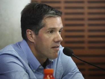 Candidato a la rectoría de la U. de Chile califica como "una buena noticia" la salida de Michael Clark de Azul Azul
