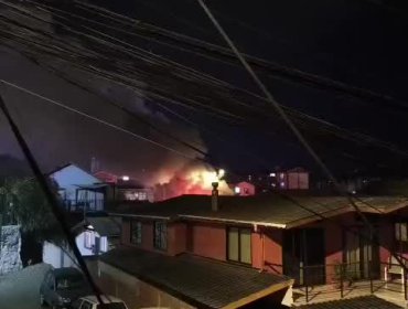 Violento incendio en Concón en Población RPC consume vivienda y deja dos lesionados