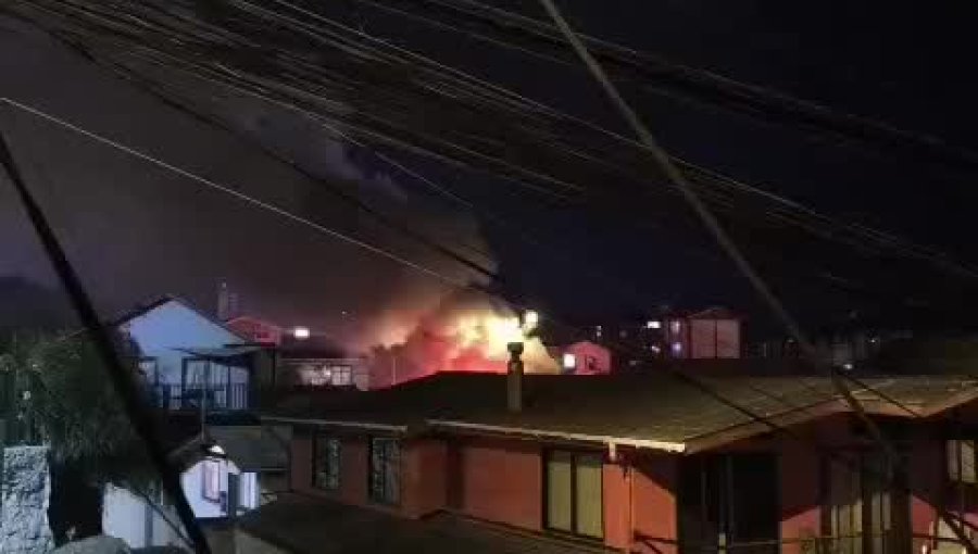 Violento incendio en Concón en Población RPC consume vivienda y deja dos lesionados