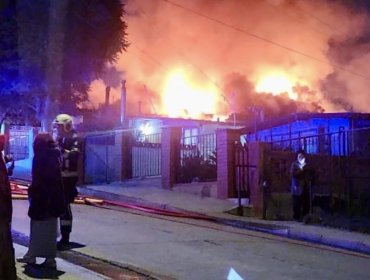 Una casa fue arrasada por incendio estructural en la población Wilson de Villa Alemana