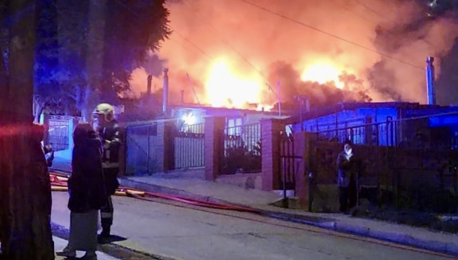 Una casa fue arrasada por incendio estructural en la población Wilson de Villa Alemana