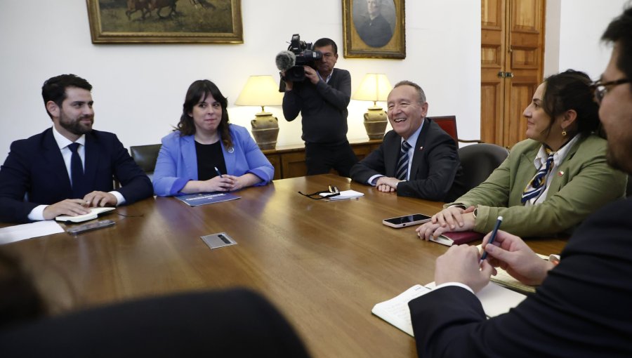 Frente Amplio advierte rechazo a idea de legislar el plan de Reconstrucción si el proyecto no se separa