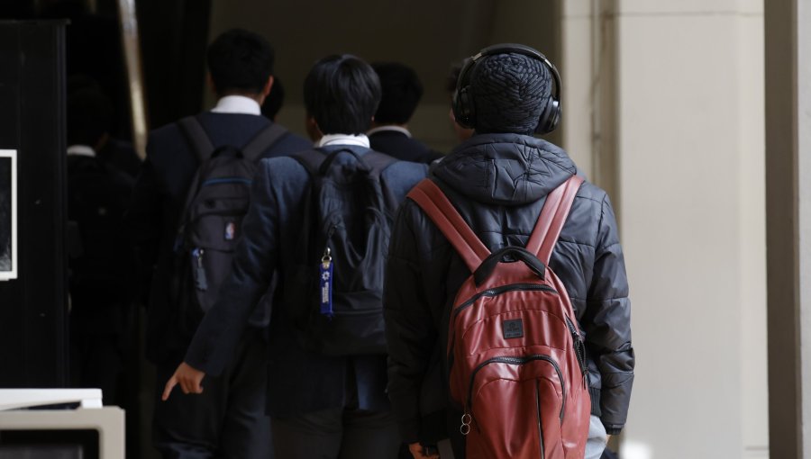 Contraloría detectó falta de fiscalización de la Superintendencia de Educación en colegios más denunciados por violencia escolar