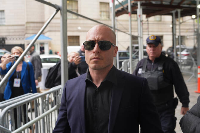 La otra vida del militar estadounidense acusado de apostar por la caída de Nicolás Maduro