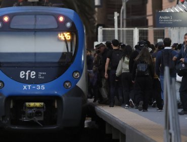 Paro de buses en Quilpué y Villa Alemana dispara demanda del Tren Limache-Puerto y genera aglomeraciones en paraderos