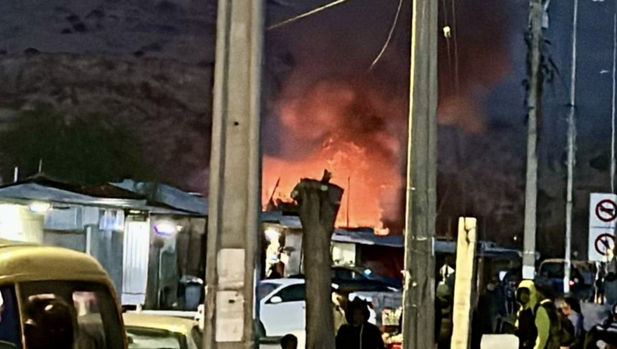 Gigantesco incendio afecta a al menos 10 viviendas en la toma Yevide de San Felipe