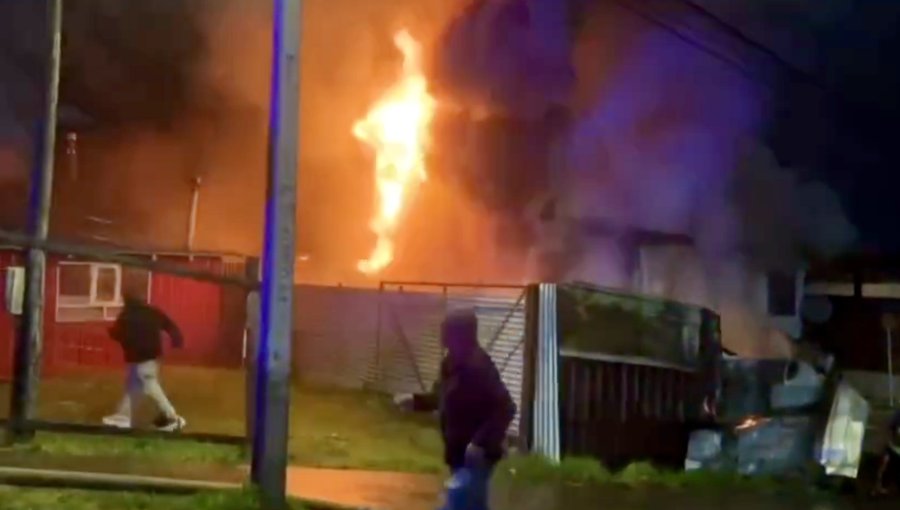 Encuentran tres cuerpos tras remoción de escombros por incendio en casa de Quellón