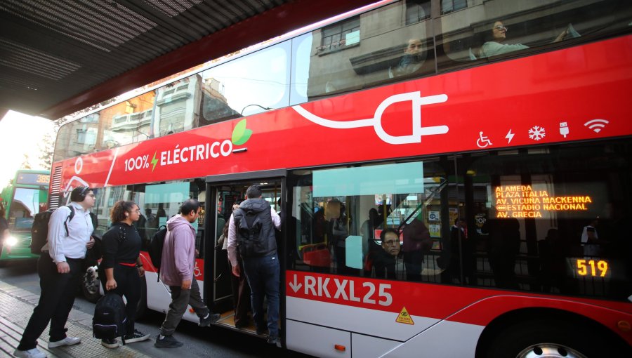 Ministro de Transportes confirma que "no vamos a seguir comprando buses de dos pisos" por recorte del 3%