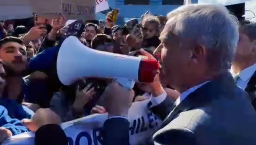 Kast utilizó un megáfono para responder a manifestación de funcionarios de la salud en Temuco: aseguró que "no habrá recortes"