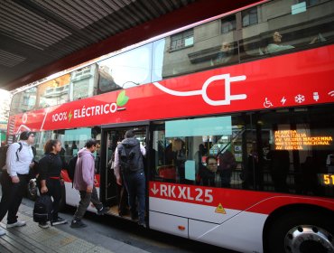 Ministro de Transportes confirma que "no vamos a seguir comprando buses de dos pisos" por recorte del 3%