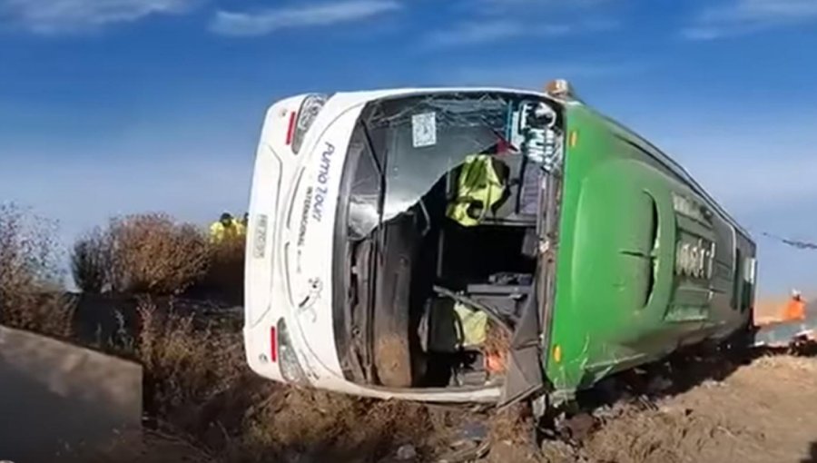 Al menos 9 personas fallecidas y 22 heridas deja accidente de bus de empresa chilena en carretera de Bolivia