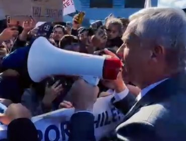 Kast utilizó un megáfono para responder a manifestación de funcionarios de la salud en Temuco: aseguró que "no habrá recortes"