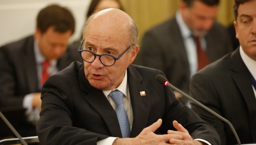 Ministro de Hacienda descarta recortes en ayudas y recalca que "no se va a tocar ningún beneficio social de la población"