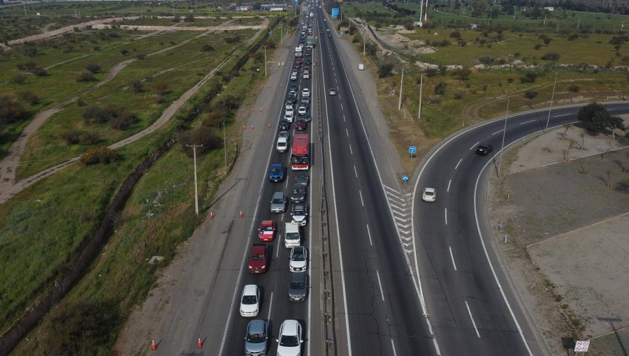 Activan plan de contingencia para este fin de semana largo ante salida de más de 400 mil vehículos desde Santiago