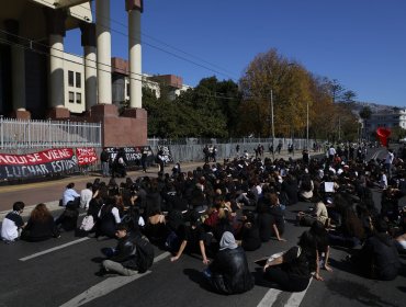 Escolares y universitarios de Valparaíso marcharon hasta el Congreso Nacional en protesta a políticas educacionales del Gobierno