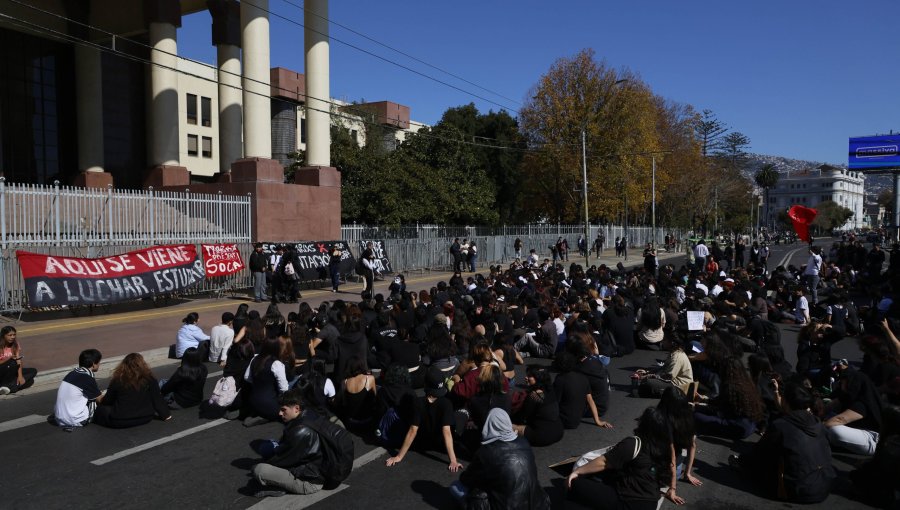 Escolares y universitarios de Valparaíso marcharon hasta el Congreso Nacional en protesta a políticas educacionales del Gobierno