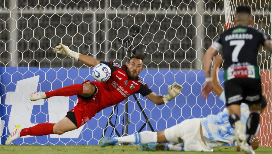 Sebastián Pérez atajó tres penales seguidos en el empate de Palestino contra Gremio por Copa Sudamericana
