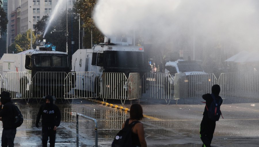 Marcha estudiantil en el centro de Santiago terminó con enfrentamientos entre manifestantes y Carabineros
