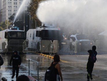 Marcha estudiantil en el centro de Santiago terminó con enfrentamientos entre manifestantes y Carabineros