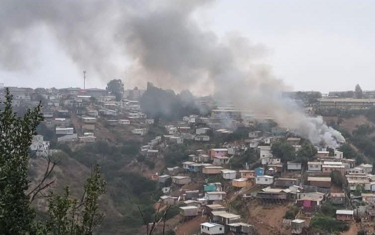 Incendio consume al menos dos viviendas en el sector Miraflores Alto en Viña del Mar