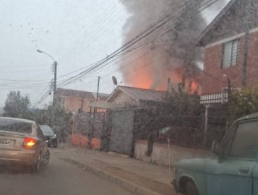 Incendio afecta al menos a una vivienda en el sector de Miraflores Alto en Viña del Mar