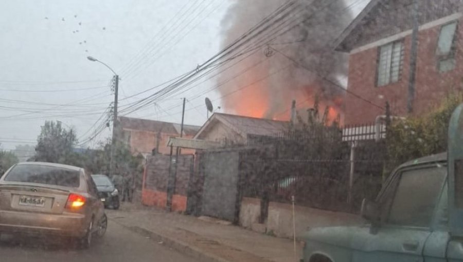 Incendio afecta al menos a una vivienda en el sector de Miraflores Alto en Viña del Mar