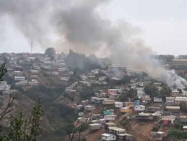 Incendio consume al menos dos viviendas en el sector Miraflores Alto en Viña del Mar