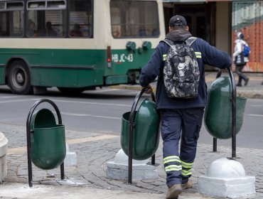 Inician recambio de basureros en la calle Condell de Valparaíso y renuevan ornamentación de la plaza Aníbal Pinto