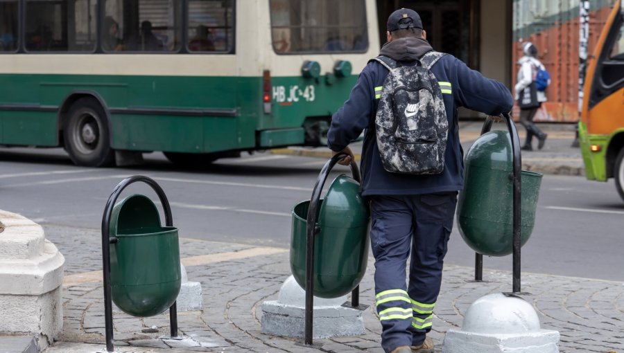 Inician recambio de basureros en la calle Condell de Valparaíso y renuevan ornamentación de la plaza Aníbal Pinto