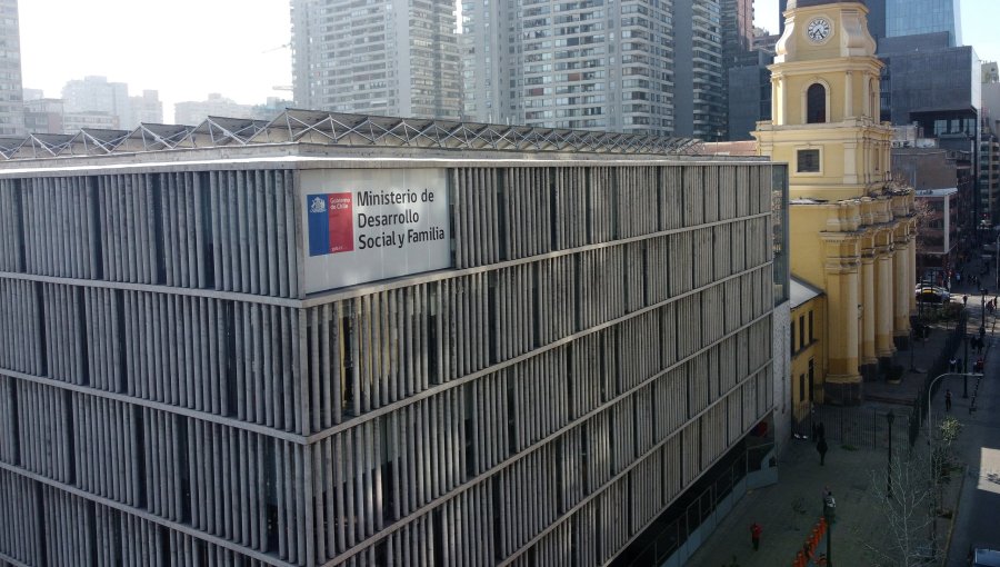 Subsecretario defiende ajuste en Desarrollo Social y afirma que recortes en Gobierno de Boric "afectaron los beneficios sociales"