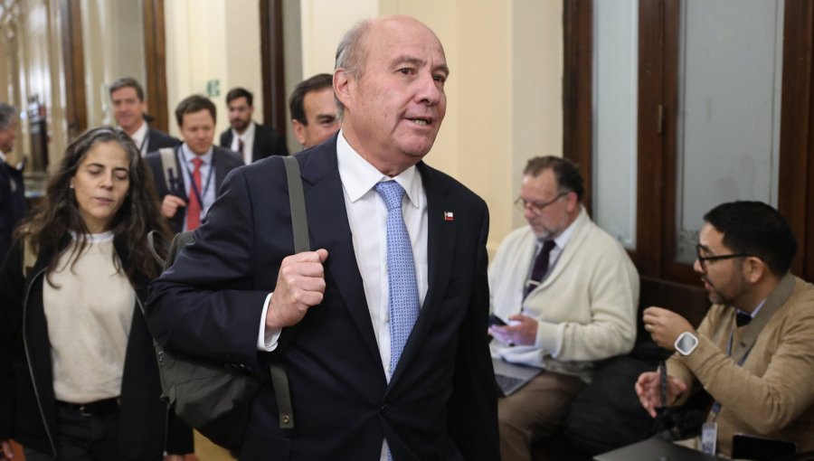 Quiroz evita polemizar y asegura que entiende la "preocupación" de Poduje tras polémica por recortes