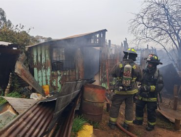 Incendio consumió completamente dos viviendas en el sector alto de Viña del Mar