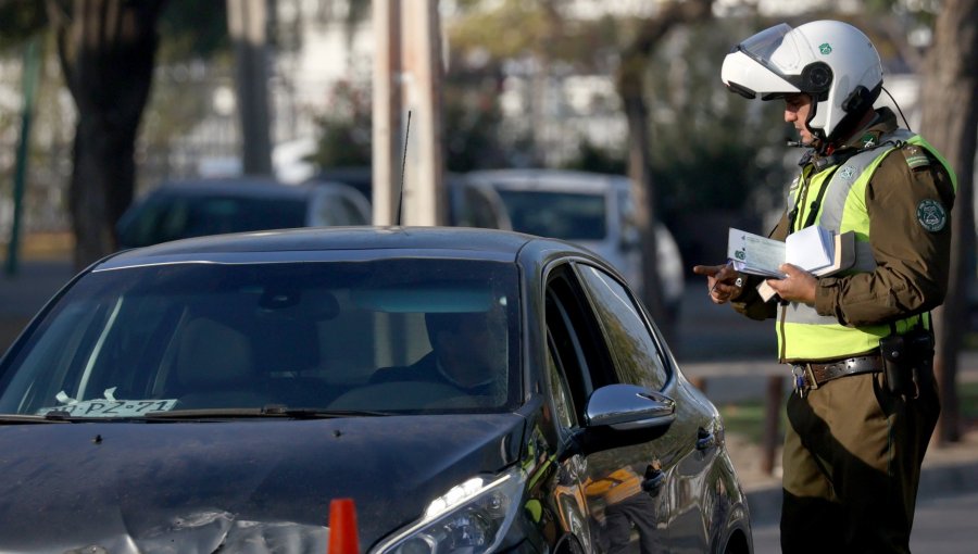 Restricción vehicular en la región Metropolitana inicia el lunes 4: revisa los dígitos y qué vehículos deben cumplir la norma