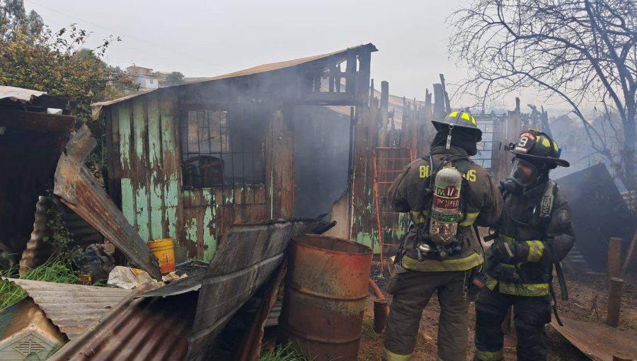 Incendio consumió completamente dos viviendas en el sector alto de Viña del Mar