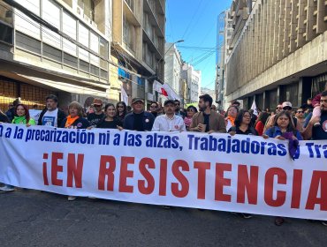 1 de Mayo: Con el Gobernador Mundaca a la cabeza blindado por los senadores Ibáñez y Cariola parte marcha en Valparaíso
