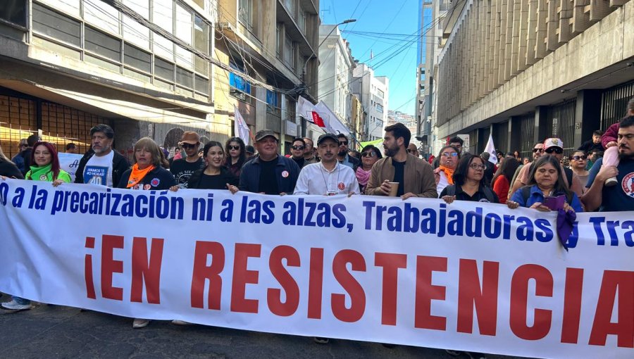 1 de Mayo: Con el Gobernador Mundaca a la cabeza blindado por los senadores Ibáñez y Cariola parte marcha en Valparaíso