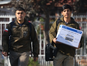 Frustran robo a ServiEstado en Conchalí: Delincuentes vestían overoles blancos